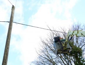 Working alongside powerlines in MEWP